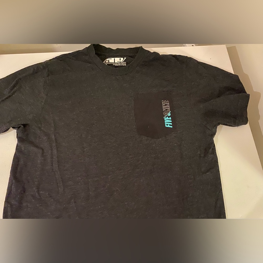 Five o nine short sleeves tee. Size medium